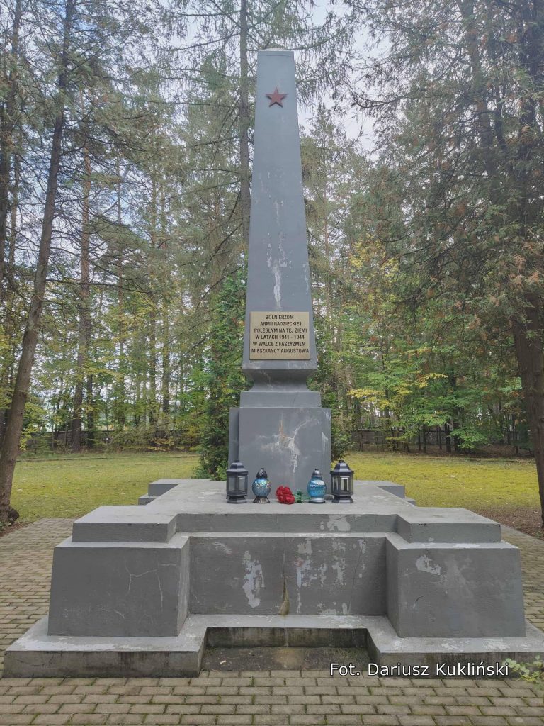 cały obelisk cmentarz żołnierzy armii radzieckiej