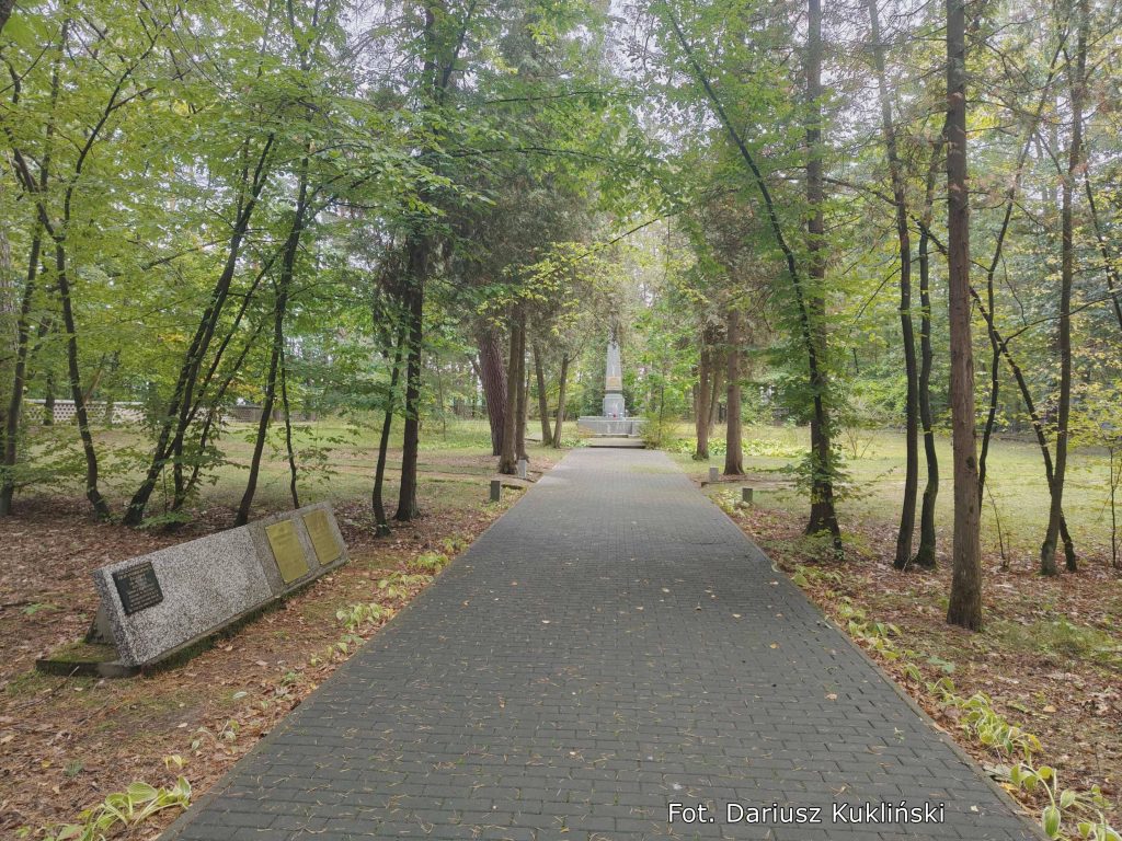 pełny widok cmentarz żołnierzy armii radzieckiej