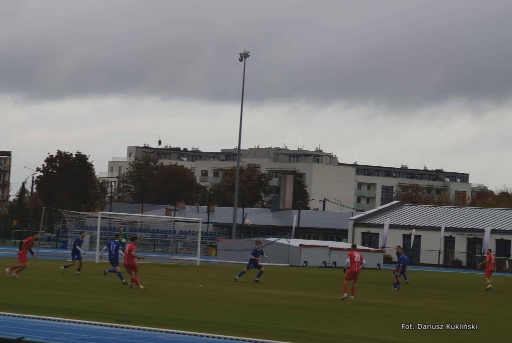 początek spotkania sparta w czerwonych strojach rusza do ataku