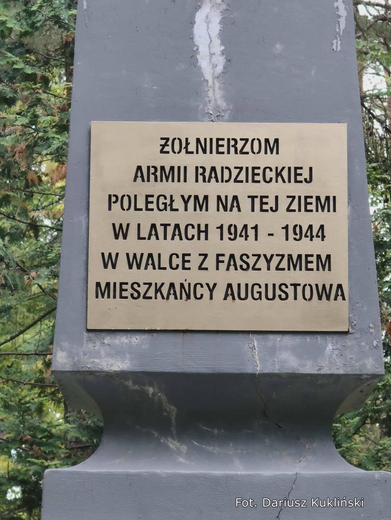 tablica obelisk cmentarz żołnierzy armii radzieckiej